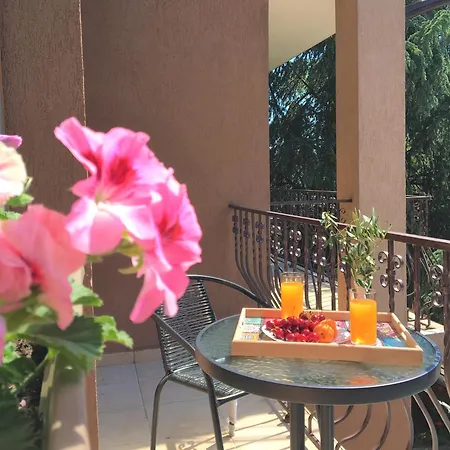 Dimitrovi Guesthouse - Peaceful Stay Near Beach With Garden, Sarafovo Gæstehus