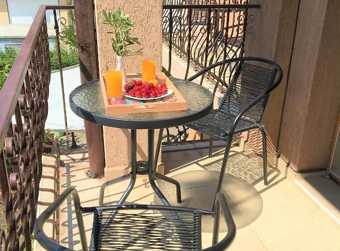 Dimitrovi Guesthouse - Peaceful Stay Near Beach With Garden, Sarafovo Gæstehus 4*