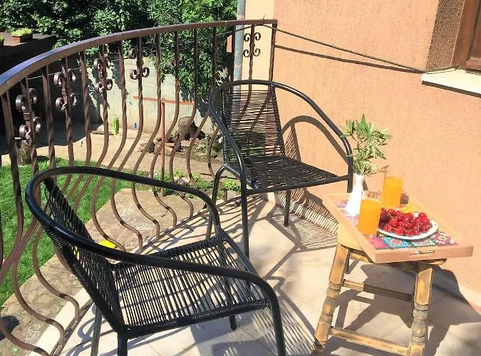 Dimitrovi Guesthouse - Peaceful Stay Near Beach With Garden, Sarafovo Gæstehus
