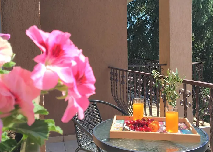Dimitrovi Guesthouse - Peaceful Stay Near Beach With Garden, Sarafovo Gæstehus